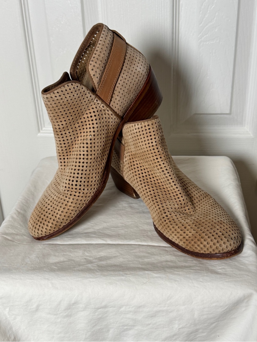 Sam Edelman Paula Perforated Suede Ankle Booties Tan Gold Buckle Size 8.5